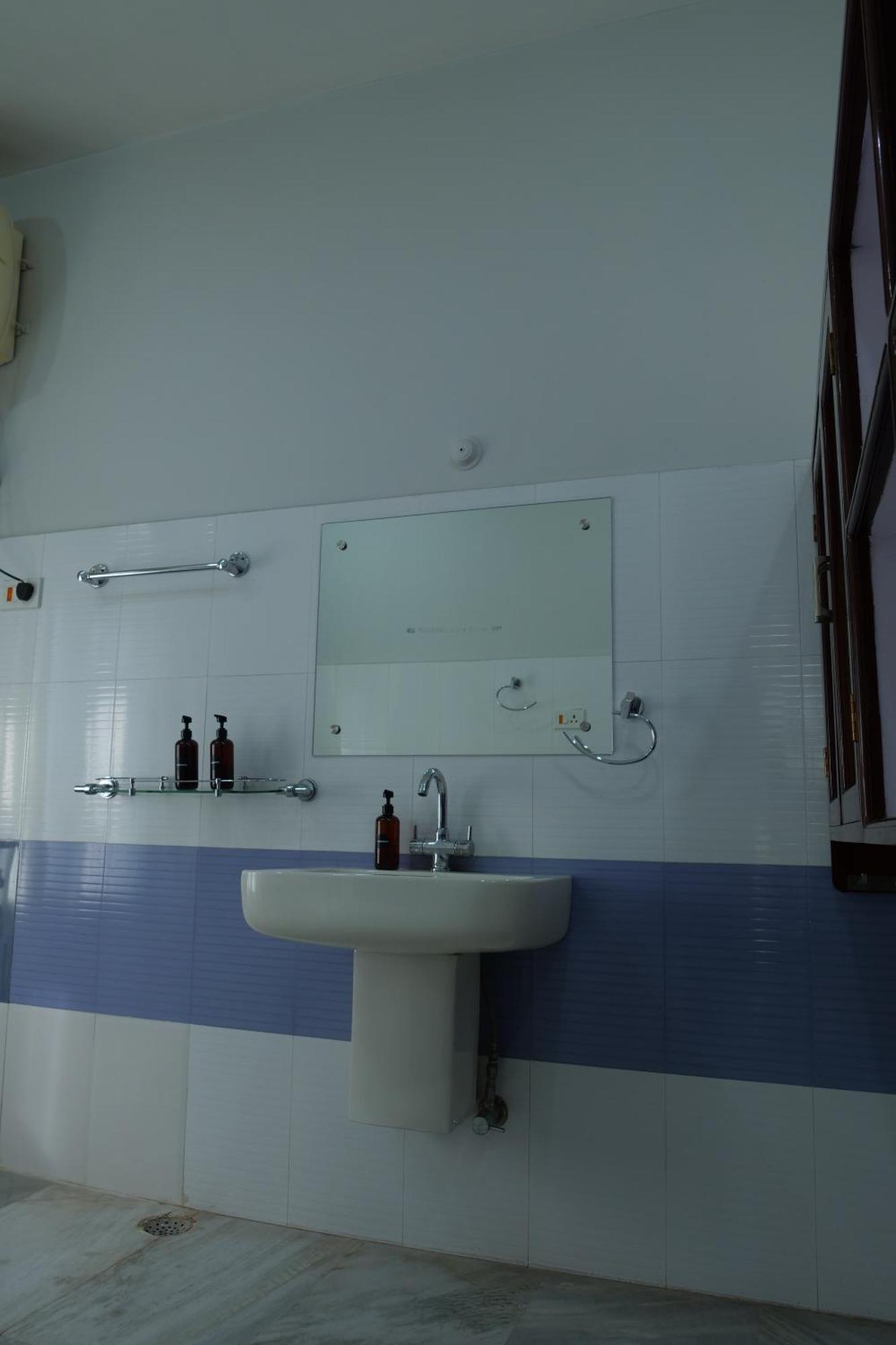 امفال Joy'S Bnb المظهر الخارجي الصورة